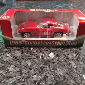 1963 CHEVROLET CORVETTE STINGRAY 1:24 SPLIT WINDOW Diecast Crown STATE FARM INS